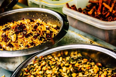 Kudüs İsrail, 18 Ağustos 2018 Mahane Yehuda Pazarı 'nda satılan çeşitli baharatların yakın çekimi, Shuk olarak da bilinir, Kudüs' te bir pazar yeri ve Orta Doğu 'nun en ünlülerinden biridir.