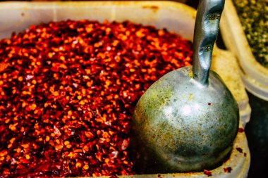 Kudüs İsrail, 18 Ağustos 2018 Mahane Yehuda Pazarı 'nda satılan çeşitli baharatların yakın çekimi, Shuk olarak da bilinir, Kudüs' te bir pazar yeri ve Orta Doğu 'nun en ünlülerinden biridir.