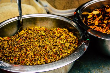 Kudüs İsrail, 18 Ağustos 2018 Mahane Yehuda Pazarı 'nda satılan çeşitli baharatların yakın çekimi, Shuk olarak da bilinir, Kudüs' te bir pazar yeri ve Orta Doğu 'nun en ünlülerinden biridir.