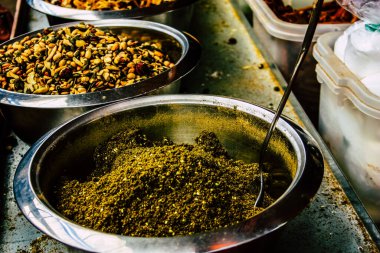 Kudüs İsrail, 18 Ağustos 2018 Mahane Yehuda Pazarı 'nda satılan çeşitli baharatların yakın çekimi, Shuk olarak da bilinir, Kudüs' te bir pazar yeri ve Orta Doğu 'nun en ünlülerinden biridir.