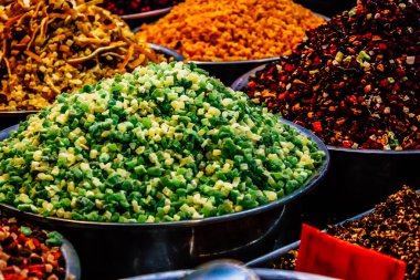 Kudüs İsrail, 18 Ağustos 2018 Mahane Yehuda Pazarı 'nda satılan çeşitli baharatların yakın çekimi, Shuk olarak da bilinir, Kudüs' te bir pazar yeri ve Orta Doğu 'nun en ünlülerinden biridir.