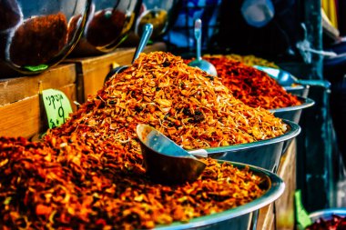 Kudüs İsrail, 18 Ağustos 2018 Mahane Yehuda Pazarı 'nda satılan çeşitli baharatların yakın çekimi, Shuk olarak da bilinir, Kudüs' te bir pazar yeri ve Orta Doğu 'nun en ünlülerinden biridir.