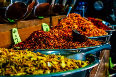 Kudüs İsrail, 18 Ağustos 2018 Mahane Yehuda Pazarı 'nda satılan çeşitli baharatların yakın çekimi, Shuk olarak da bilinir, Kudüs' te bir pazar yeri ve Orta Doğu 'nun en ünlülerinden biridir.