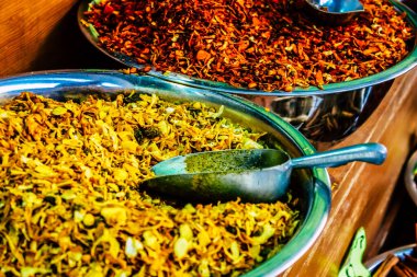 Kudüs İsrail, 18 Ağustos 2018 Mahane Yehuda Pazarı 'nda satılan çeşitli baharatların yakın çekimi, Shuk olarak da bilinir, Kudüs' te bir pazar yeri ve Orta Doğu 'nun en ünlülerinden biridir.