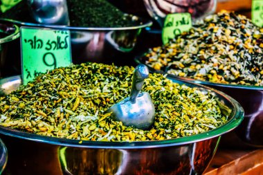 Kudüs İsrail, 18 Ağustos 2018 Mahane Yehuda Pazarı 'nda satılan çeşitli baharatların yakın çekimi, Shuk olarak da bilinir, Kudüs' te bir pazar yeri ve Orta Doğu 'nun en ünlülerinden biridir.