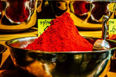 Kudüs İsrail, 18 Ağustos 2018 Mahane Yehuda Pazarı 'nda satılan çeşitli baharatların yakın çekimi, Shuk olarak da bilinir, Kudüs' te bir pazar yeri ve Orta Doğu 'nun en ünlülerinden biridir.