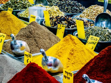 Kudüs İsrail, 18 Ağustos 2018 Mahane Yehuda Pazarı 'nda satılan çeşitli baharatların yakın çekimi, Shuk olarak da bilinir, Kudüs' te bir pazar yeri ve Orta Doğu 'nun en ünlülerinden biridir.