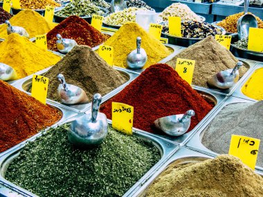 Kudüs İsrail, 18 Ağustos 2018 Mahane Yehuda Pazarı 'nda satılan çeşitli baharatların yakın çekimi, Shuk olarak da bilinir, Kudüs' te bir pazar yeri ve Orta Doğu 'nun en ünlülerinden biridir.