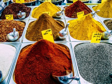 Kudüs İsrail, 18 Ağustos 2018 Mahane Yehuda Pazarı 'nda satılan çeşitli baharatların yakın çekimi, Shuk olarak da bilinir, Kudüs' te bir pazar yeri ve Orta Doğu 'nun en ünlülerinden biridir.