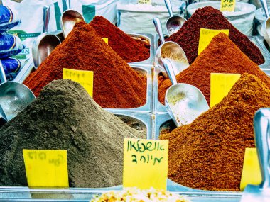 Kudüs İsrail, 18 Ağustos 2018 Mahane Yehuda Pazarı 'nda satılan çeşitli baharatların yakın çekimi, Shuk olarak da bilinir, Kudüs' te bir pazar yeri ve Orta Doğu 'nun en ünlülerinden biridir.