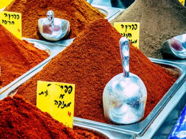 Kudüs İsrail, 18 Ağustos 2018 Mahane Yehuda Pazarı 'nda satılan çeşitli baharatların yakın çekimi, Shuk olarak da bilinir, Kudüs' te bir pazar yeri ve Orta Doğu 'nun en ünlülerinden biridir.