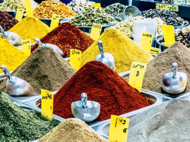 Kudüs İsrail, 18 Ağustos 2018 Mahane Yehuda Pazarı 'nda satılan çeşitli baharatların yakın çekimi, Shuk olarak da bilinir, Kudüs' te bir pazar yeri ve Orta Doğu 'nun en ünlülerinden biridir.