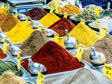 Kudüs İsrail, 18 Ağustos 2018 Mahane Yehuda Pazarı 'nda satılan çeşitli baharatların yakın çekimi, Shuk olarak da bilinir, Kudüs' te bir pazar yeri ve Orta Doğu 'nun en ünlülerinden biridir.