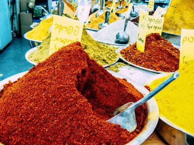 Kudüs İsrail, 18 Ağustos 2018 Mahane Yehuda Pazarı 'nda satılan çeşitli baharatların yakın çekimi, Shuk olarak da bilinir, Kudüs' te bir pazar yeri ve Orta Doğu 'nun en ünlülerinden biridir.