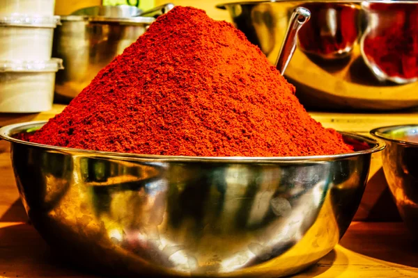 Kudüs İsrail, 18 Ağustos 2018 Mahane Yehuda Pazarı 'nda satılan çeşitli baharatların yakın çekimi, Shuk olarak da bilinir, Kudüs' te bir pazar yeri ve Orta Doğu 'nun en ünlülerinden biridir.