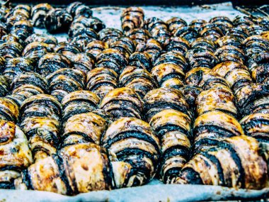 Kudüs İsrail, 18 Ağustos 2018 Mahane Yehuda Pazarı 'nda satılan çeşitli hamur işlerinin yakın çekimi, Shuk olarak da bilinir, Kudüs' te bir pazar yeri ve Orta Doğu 'nun en ünlülerinden biridir.