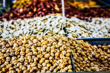 Kudüs İsrail, 18 Ağustos 2018 Mahane Yehuda Pazarı 'nda satılan çeşitli kurumuş meyvelerin yakın çekimi, Kudüs' te bir pazar yeridir.