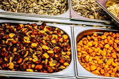 Kudüs İsrail, 18 Ağustos 2018 Mahane Yehuda Pazarı 'nda satılan çeşitli kurumuş meyvelerin yakın çekimi, Kudüs' te bir pazar yeridir.