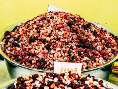 Kudüs İsrail, 18 Ağustos 2018 Mahane Yehuda Pazarı 'nda satılan çeşitli kurumuş meyvelerin yakın çekimi, Kudüs' te bir pazar yeridir.