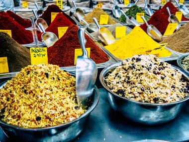 Kudüs İsrail, 18 Ağustos 2018 Mahane Yehuda Pazarı 'nda satılan çeşitli kurumuş meyvelerin yakın çekimi, Kudüs' te bir pazar yeridir.