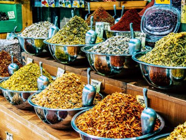 Kudüs İsrail, 18 Ağustos 2018 Mahane Yehuda Pazarı 'nda satılan çeşitli kurumuş meyvelerin yakın çekimi, Kudüs' te bir pazar yeridir.