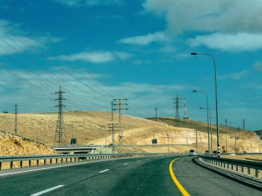 Negev Israel 14 Nisan 2018 İsrail 'deki Negev Çölü' nü geçen yola bakın.