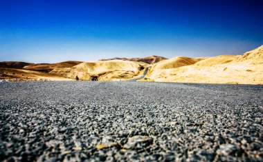 Negev Israel 14 Nisan 2018 İsrail 'deki Negev Çölü' nü geçen yola bakın.