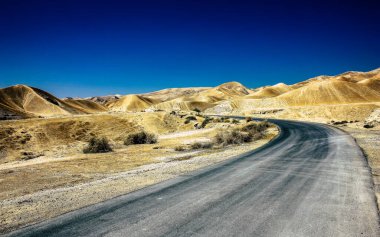 Negev Israel 14 Nisan 2018 İsrail 'deki Negev Çölü' nü geçen yola bakın.