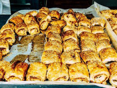 Kudüs İsrail, 18 Ağustos 2018 Mahane Yehuda Pazarı 'nda satılan çeşitli hamur işlerinin yakın çekimi, Shuk olarak da bilinir, Kudüs' te bir pazar yeri ve Orta Doğu 'nun en ünlülerinden biridir.