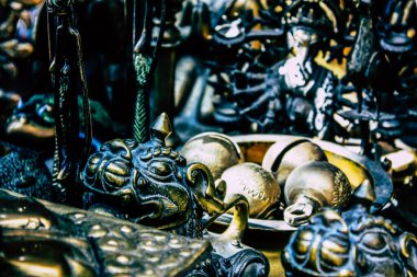 Kathmandu Nepal Eylül 01, 2018 Kathmandu sokaklarında satılan dekoratif nesnelerin kapatılması