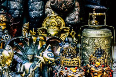 Kathmandu Nepal Eylül 01, 2018 Kathmandu sokaklarında satılan dekoratif nesnelerin kapatılması