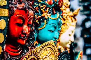 Kathmandu Nepal Eylül 01, 2018 Kathmandu sokaklarında satılan dekoratif nesnelerin kapatılması