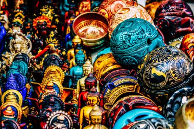 Kathmandu Nepal Eylül 01, 2018 Kathmandu sokaklarında satılan dekoratif nesnelerin kapatılması