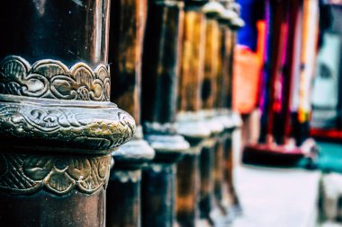 Kathmandu Nepal Eylül 01, 2018 Kathmandu sokaklarında satılan dekoratif nesnelerin kapatılması