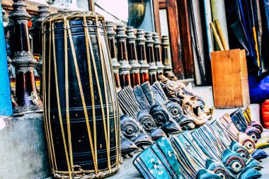 Kathmandu Nepal Eylül 01, 2018 Kathmandu sokaklarında satılan dekoratif nesnelerin kapatılması