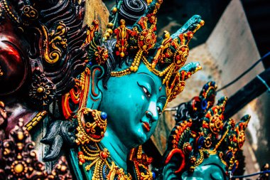 Kathmandu Nepal Eylül 01, 2018 Kathmandu sokaklarında satılan dekoratif nesnelerin kapatılması