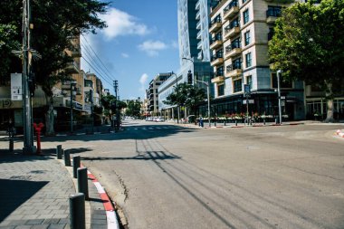 Tel Aviv İsrail 31 Mart 2020 'de Tel Aviv' in boş caddelerini Coronavirus 'un yayılmasını önlemek için nüfusun karantinası sırasında görüntüledi.