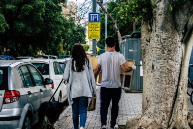 Tel Aviv İsrail 31 Mart 2020 Coronavirus 'un yayılmasını önlemek için halkın karantinası sırasında Tel Aviv' in boş sokaklarında yürüyen kimliği belirsiz insanların görüntüsü