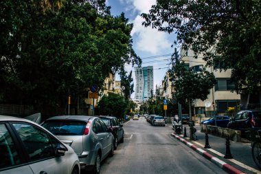 Tel Aviv İsrail 31 Mart 2020 Coronavirus 'un yayılmasını önlemek için halkın karantinası sırasında Tel Aviv' in boş sokaklarında yürüyen kimliği belirsiz insanların görüntüsü