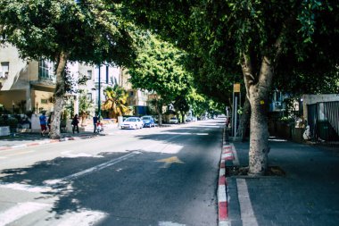 Tel Aviv İsrail 31 Mart 2020 Coronavirus 'un yayılmasını önlemek için halkın karantinası sırasında Tel Aviv' in boş sokaklarında yürüyen kimliği belirsiz insanların görüntüsü