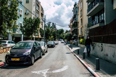 Tel Aviv İsrail 31 Mart 2020 Coronavirus 'un yayılmasını önlemek için halkın karantinası sırasında Tel Aviv' in boş sokaklarında yürüyen kimliği belirsiz insanların görüntüsü