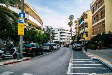 Tel Aviv İsrail 31 Mart 2020 Coronavirus 'un yayılmasını önlemek için halkın karantinası sırasında Tel Aviv' in boş sokaklarında yürüyen kimliği belirsiz insanların görüntüsü