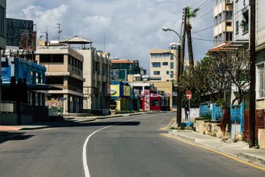 Limasol Kıbrıs Rum Kesimi 01 Nisan 2020. Kıbrıs Rum Kesimi 'nde Coronavirüs' ün yayılmasını önlemek için halkın karantinası sırasında Limasol 'un boş sokaklarının görüntüsü