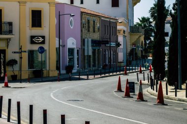 Limasol Kıbrıs Rum Kesimi 01 Nisan 2020. Kıbrıs Rum Kesimi 'nde Coronavirüs' ün yayılmasını önlemek için halkın karantinası sırasında Limasol 'un boş sokaklarının görüntüsü