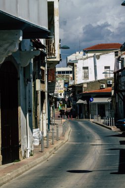 Limasol Kıbrıs Rum Kesimi 01 Nisan 2020. Kıbrıs Rum Kesimi 'nde Coronavirüs' ün yayılmasını önlemek için halkın karantinası sırasında Limasol 'un boş sokaklarının görüntüsü