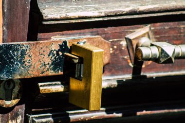 Kıbrıs Rum Kesimi 01 Nisan 2020. Kıbrıs Rum Kesimi 'nde Coronavirüs' ün Kıbrıs adasında yayılmasını önlemek için nüfusun karantinası sırasında kapıya asma kilit vuruşu