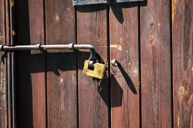 Kıbrıs Rum Kesimi 01 Nisan 2020. Kıbrıs Rum Kesimi 'nde Coronavirüs' ün Kıbrıs adasında yayılmasını önlemek için nüfusun karantinası sırasında kapıya asma kilit vuruşu