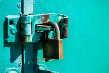 Kıbrıs Rum Kesimi 01 Nisan 2020. Kıbrıs Rum Kesimi 'nde Coronavirüs' ün Kıbrıs adasında yayılmasını önlemek için nüfusun karantinası sırasında kapıya asma kilit vuruşu