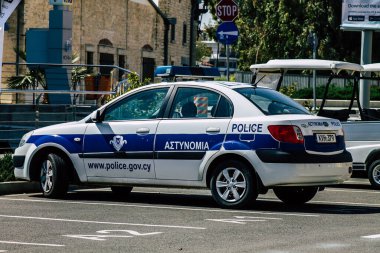 Limasol Kıbrıs Rum Kesimi 01 Nisan 2020, öğleden sonra Limasol sokaklarında park etmiş geleneksel bir polis aracının görüntüsü