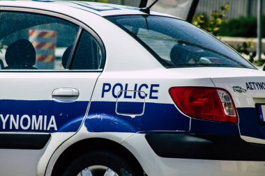 Limasol Kıbrıs Rum Kesimi 01 Nisan 2020, öğleden sonra Limasol sokaklarında park etmiş geleneksel bir polis aracının görüntüsü